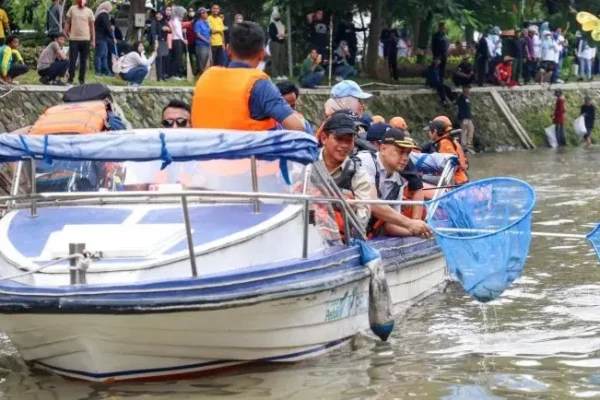 Menteri LH Terpukau Aksi Korve di Kali Mas, Sebut Surabaya Kiblat Pengelolaan Sampah Nasional