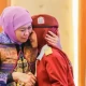 Khofifah dengan siswa sekolah rakyat