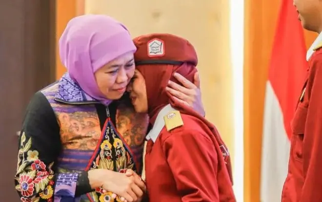 Khofifah dengan siswa sekolah rakyat