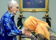 Khofifah Sebut Try Sutrisno Sebagai Sosok Prajurit dan Negarawan Sejati