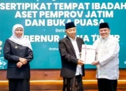 Khofifah Serahkan 444 Sertifikat Aset Pemprov dan Tempat Ibadah untuk Perkuat Tata Kelola
