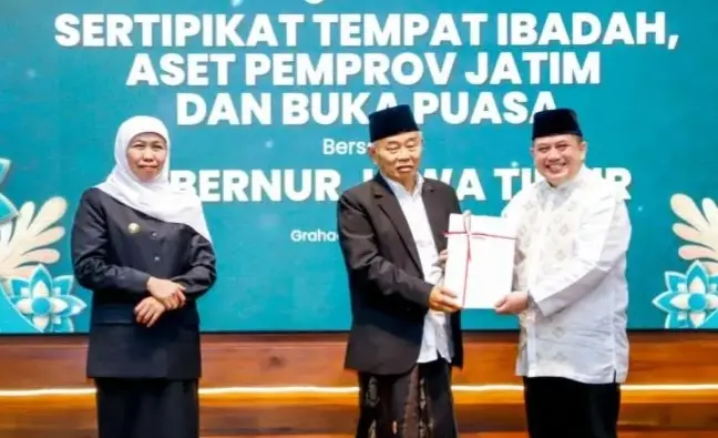 Khofifah Serahkan 444 Sertifikat