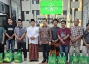 Konjen RRT Salurkan Paket Ramadhan