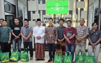 Konjen RRT Salurkan Paket Ramadhan