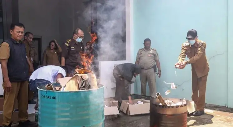 Pemkot Kediri Musnahkan Ribuan Batang Rokok Hasil