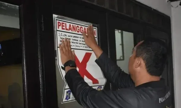 Satpol PP Surabaya Segel Tempat Hiburan Pelanggar Aturan Ramadhan