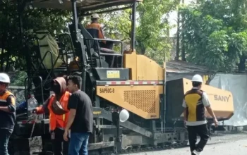 Perbaikan jalan di Kediri