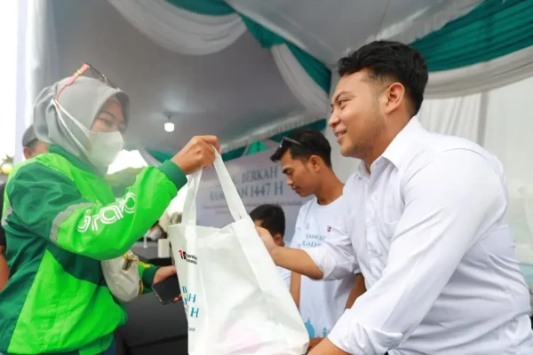 PLN Jatim Gelar Bazar Sembako Murah untuk Bantu Sambungan Listrik Warga Prasejahtera