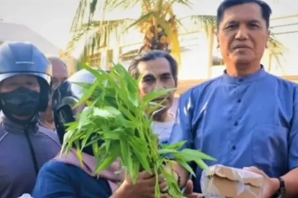 DLH Madiun dan Komunitas Proklim Bagikan Ribu Paket Takjil Serta Sayuran Segar