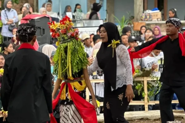 Lestarikan Warisan Leluhur, Ritual Tari Seblang Olehsari Banyuwangi Sedot Ribuan Wisatawan