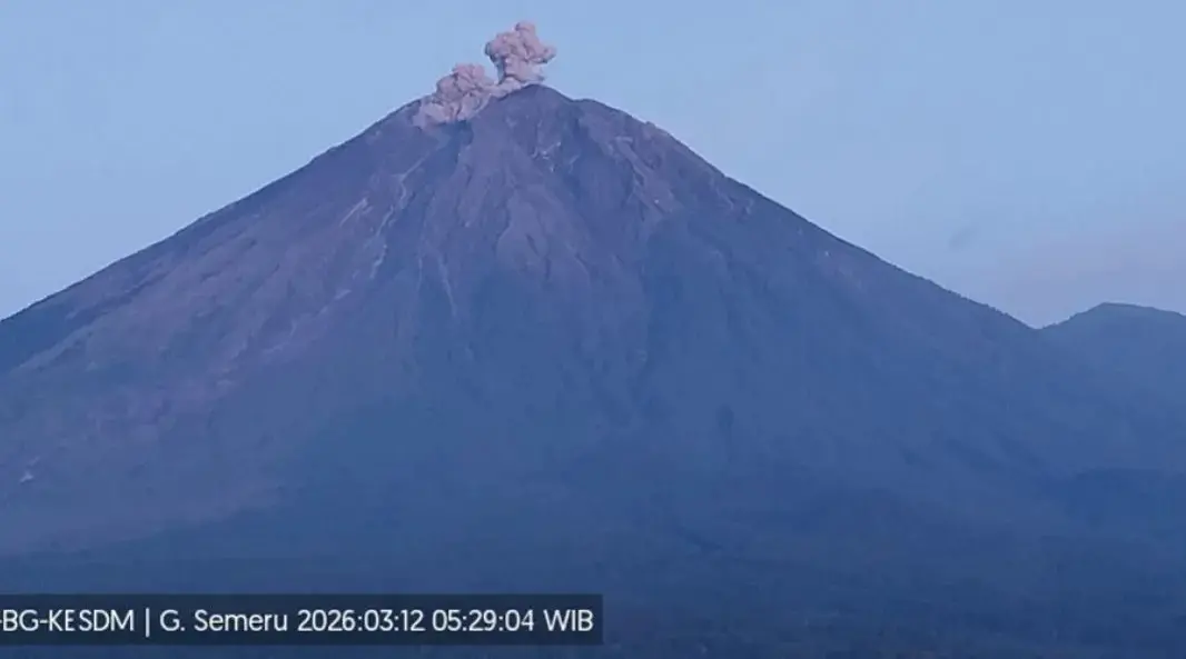 Semburan Abu vulkanik Semeru