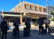 ​Tim Jibom dan Labfor Polda Jatim Olah TKP Ledakan di Masjid Raya Pesona Jember