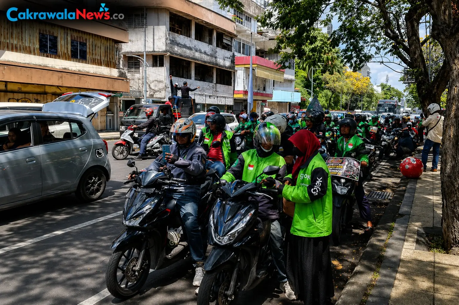 ribuan ojol demo di dprd jatim tuntut sistem aplikasi adil