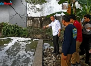 eri cahyadi tinjau sungai avur margorejo atasi banjir surabaya