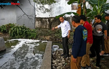 eri cahyadi tinjau sungai avur margorejo atasi banjir surabaya