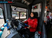 semangat kartini kisah eka sopir perempuan suroboyo bus