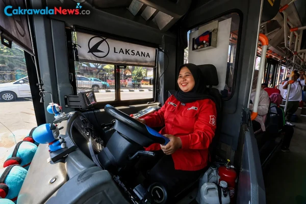 Semangat Kartini: Kisah Eka, Sopir Perempuan Suroboyo Bus yang Betah di Jalanan