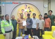 Warga Gunung Anyar saat ditemui wakil ketua DPRD Surabaya Arif Fathoni diruang kerjanya Senin (13/04)