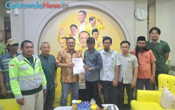 Warga Gunung Anyar saat ditemui wakil ketua DPRD Surabaya Arif Fathoni diruang kerjanya Senin (13/04)