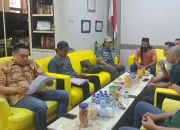 Wakil Ketua DPRD saat menerima aduan warga Gunung Anyar terkait aset yang dilelang BPR
