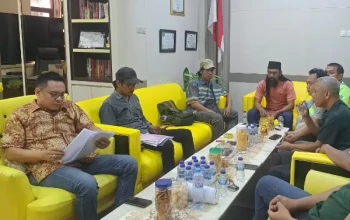Wakil Ketua DPRD saat menerima aduan warga Gunung Anyar terkait aset yang dilelang BPR