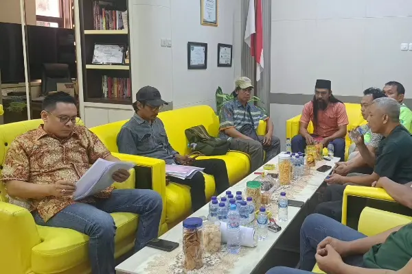 Wakil Ketua DPRD saat menerima aduan warga Gunung Anyar terkait aset yang dilelang BPR