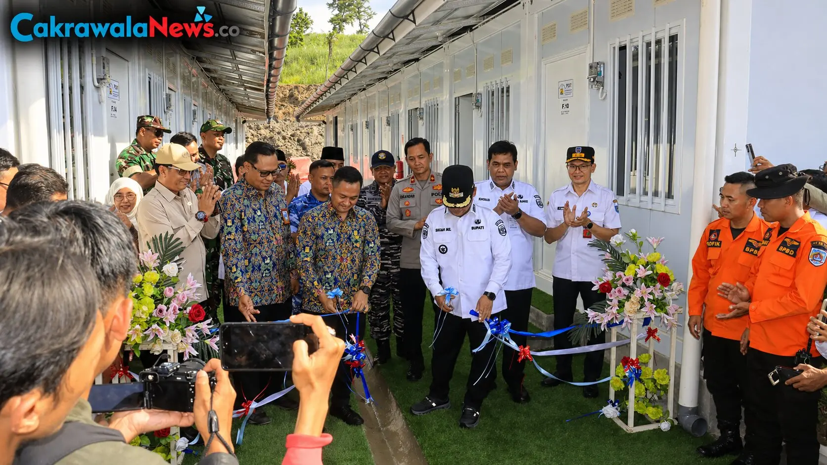 penyerahan huntara bagi korban tanah bergerak di padasari tegal