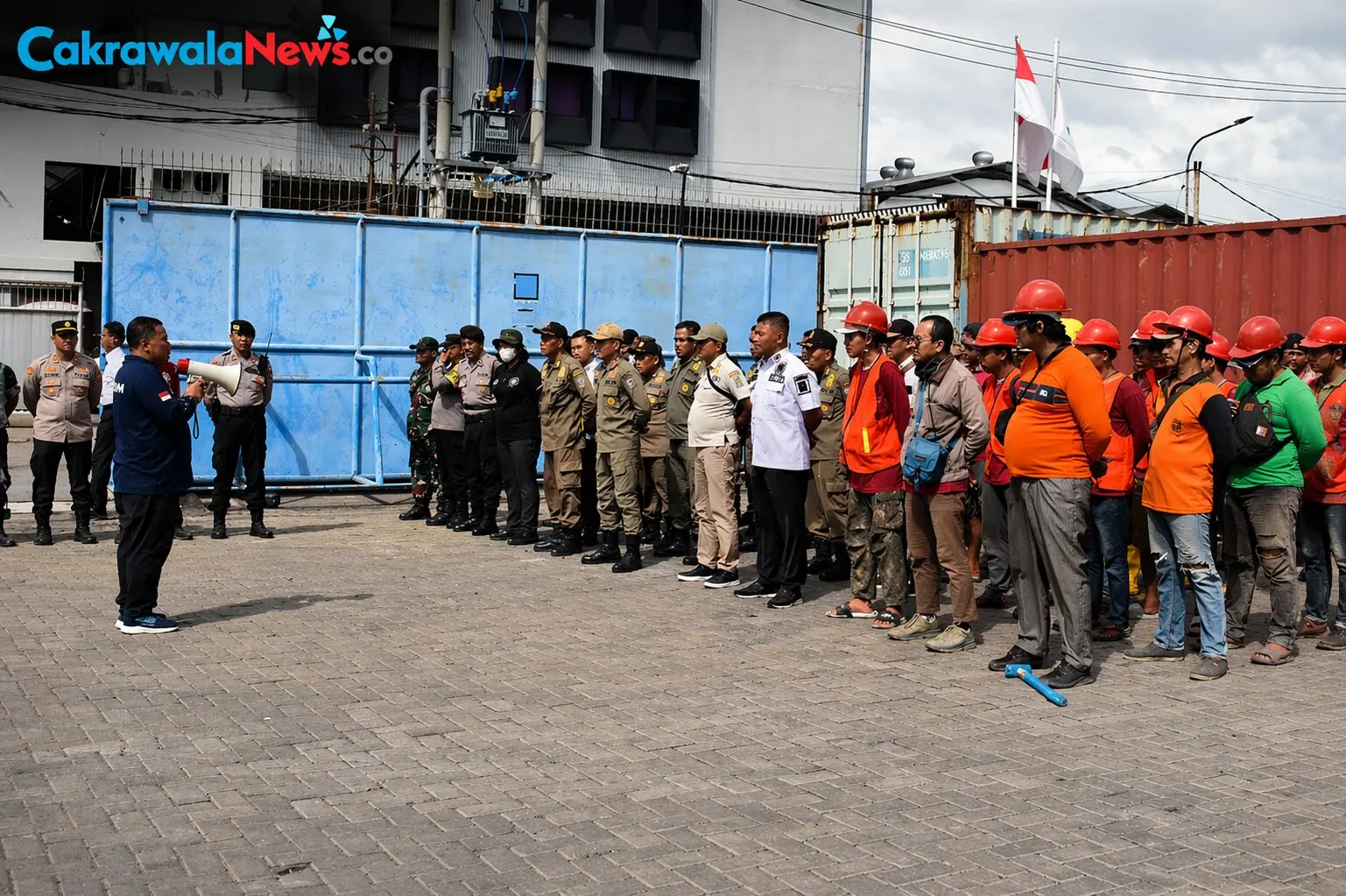 tahap ii normalisasi kalianak pemkot surabaya tertibkan bangunan secara humanis