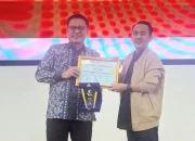 Arif Fathoni saat menerima penghargaan dari PWMU
