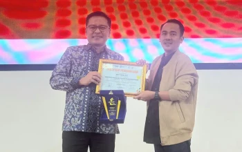 Arif Fathoni saat menerima penghargaan dari PWMU