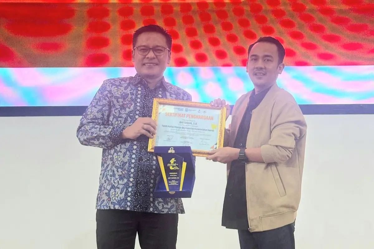 Arif Fathoni saat menerima penghargaan dari PWMU