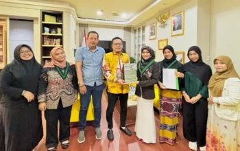 Arif Fathoni Wakil Ketua DPRD Surabaya bersama Anggota Fraksi Golkar Achmad Nurdjayanto saat menerima audiensi dengan Kohati./foto: Hadi cakrawalanews.co