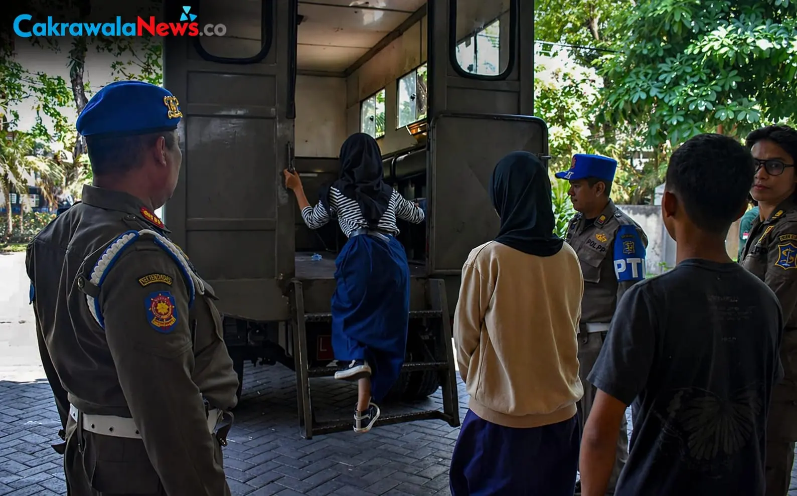 kebijakan jam malam dan rumah aman tekan kenakalan remaja di surabaya