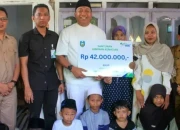Bupati Situbondo Serahkan Santunan Kematian BPJS Ketenagakerjaan kepada Ahli Waris Guru Ngaji