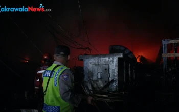 kebakaran gudang produksi di kramat polres tegal sigap lakukan penanganan
