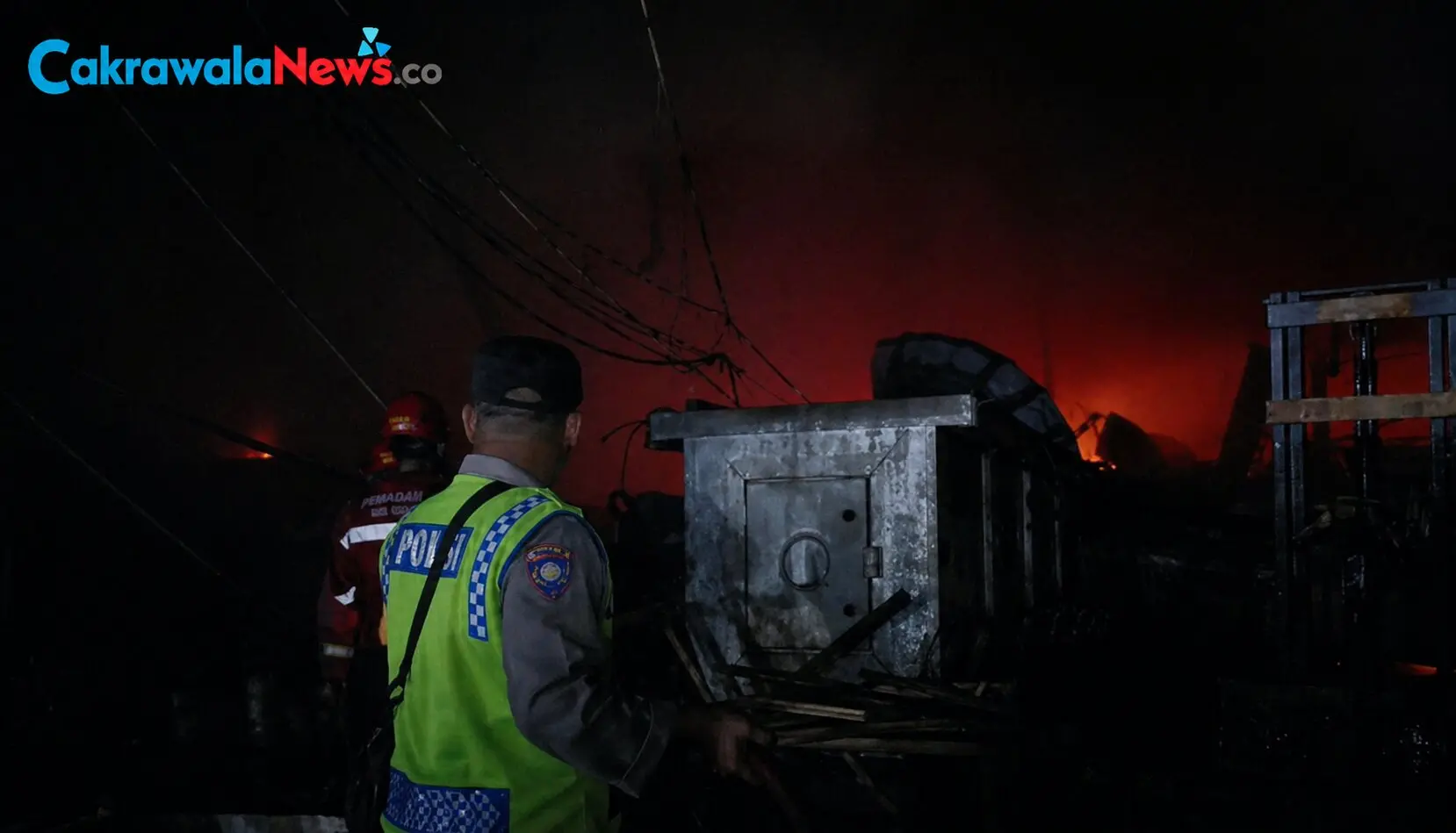 kebakaran gudang produksi di kramat polres tegal sigap lakukan penanganan