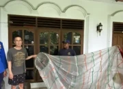Damkar Tulungagung Evakuasi Balon Udara Liar Berisi Petasan di Kutoanyar