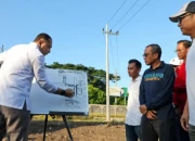 Eri Cahyadi, Wali Kota Surabaya saat menjelaskan penanganan banjir di ketintang