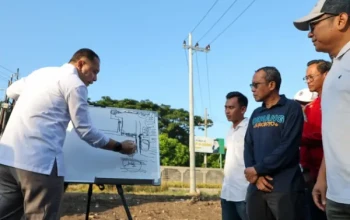 Eri Cahyadi, Wali Kota Surabaya saat menjelaskan penanganan banjir di ketintang