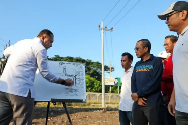 Eri Cahyadi, Wali Kota Surabaya saat menjelaskan penanganan banjir di ketintang