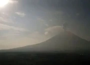 Gunung Semeru Erupsi Empat Kali pada Jumat Pagi