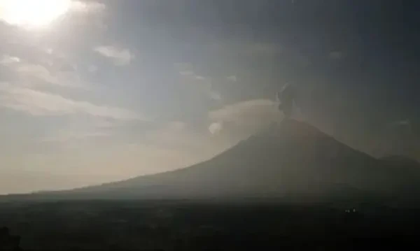 Gunung Semeru Erupsi Empat Kali pada Jumat Pagi