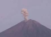 Gunung Semeru Meletus Sembilan Kali dalam Sehari