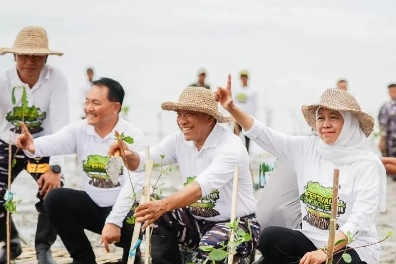 Gubernur Jawa Timur Khofifah Indar Parawansa ...