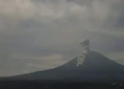 Semeru Erupsi Awan Panas Sejauh 3,5 Kilometer