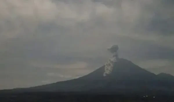 Semeru Erupsi Awan Panas Sejauh 3,5 Kilometer