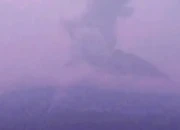Gunung Semeru Erupsi Luncurkan Awan Panas Sejauh 2.500 Meter