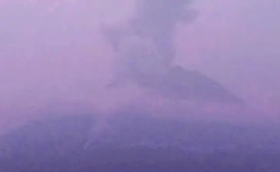 Gunung Semeru Erupsi Luncurkan Awan Panas Sejauh