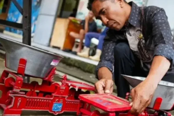 Jamin Akurasi Dagang, Disdag Kota Madiun Gelar Tera Ulang di Pasar Sleko
