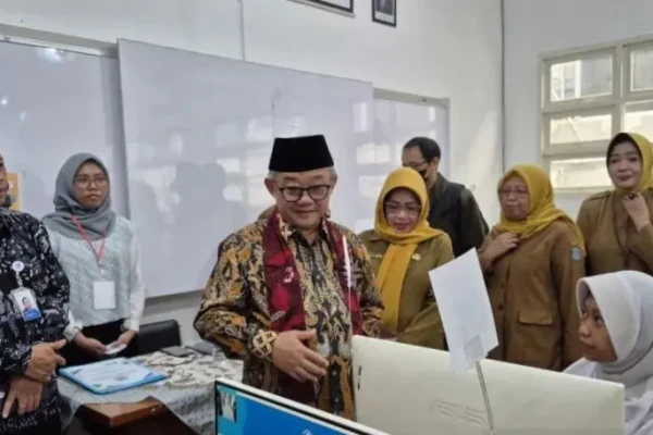 Mendikdasmen Pantau Kelancaran TKA SMP Hari Kedua di Surabaya